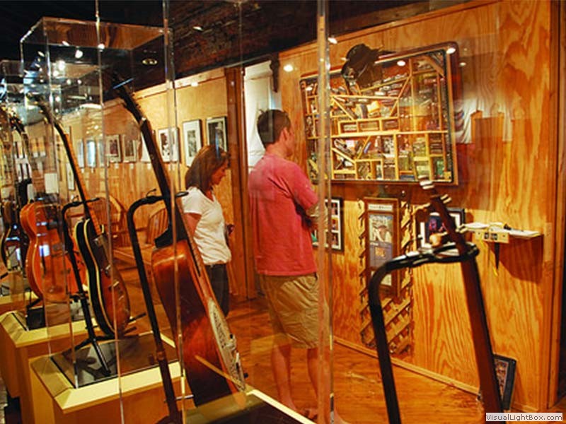 gitaren in vitrinekast