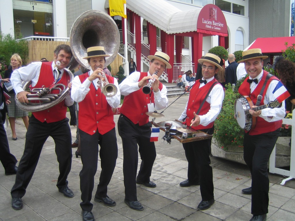 Jazzorkestjes op straat zorgen voor sfeer in de stad